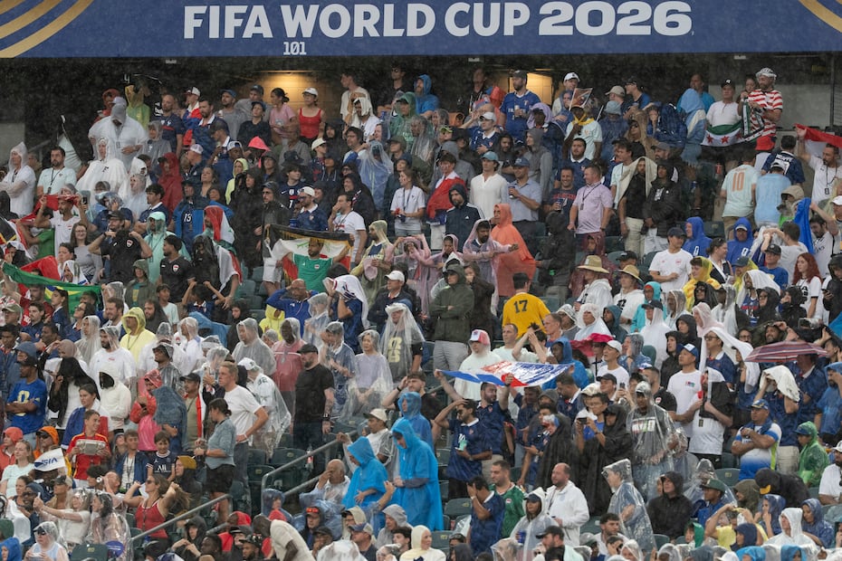 Caos en el Mundial: evacúan a aficionados y suspenden el Francia-Irak por tormenta severa. EFE/ Ángel Colmenares