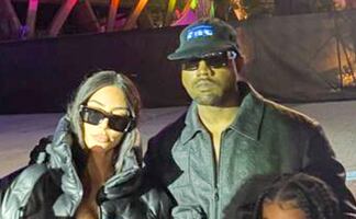 Kim Kardashian y Kanye West posan juntos para foto en desfile de moda 