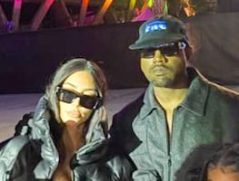 Kim Kardashian y Kanye West posan juntos para foto en desfile de moda