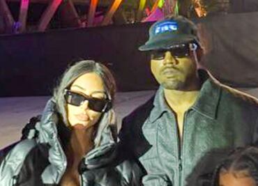 Kim Kardashian y Kanye West posan juntos para foto en desfile de moda