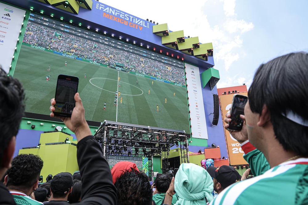 ¿No alcanzaste lugar en el Zócalo? Dónde están las 11 pantallas para ver México vs Corea del Sur en CDMX. Foto El Universal / Gabriel Pano