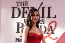  Anne Hathaway arrasa en premiere de ‘El Diablo viste a la moda 2’ en Nueva York con impresionante vestido rojo 