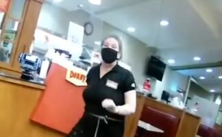 "¡Renuncio!", dice mesera tras atender a clientes sin cubrebocas en Illinois