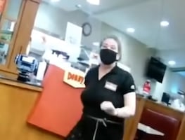 "¡Renuncio!", dice mesera tras atender a clientes sin cubrebocas en Illinois