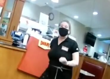 "¡Renuncio!", dice mesera tras atender a clientes sin cubrebocas en Illinois