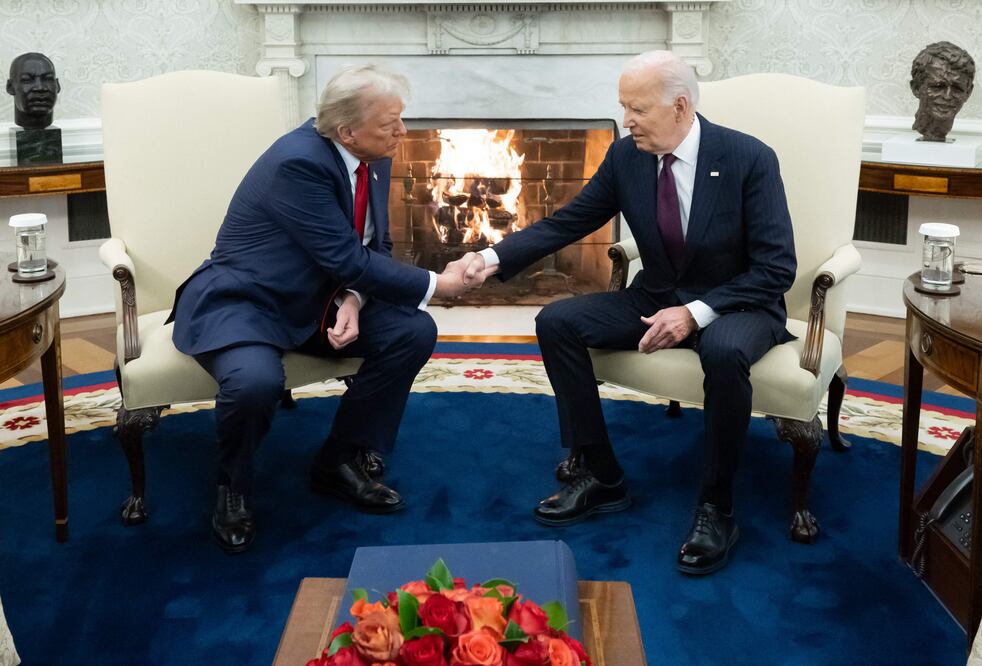 Trump y Biden estrechan manos en la Casa Blanca tras una elección histórica. VIDEO. (Photo by SAUL LOEB / AFP)