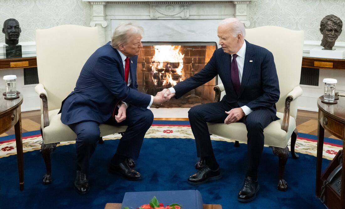 Trump y Biden estrechan manos en la Casa Blanca tras una elección histórica. VIDEO. (Photo by SAUL LOEB / AFP)