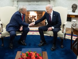 Trump y Biden estrechan manos en la Casa Blanca tras una elección histórica. VIDEO