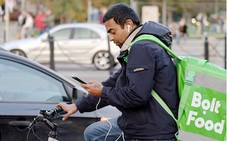 Esto ganaría por hora un repartidor de comida en Nueva York