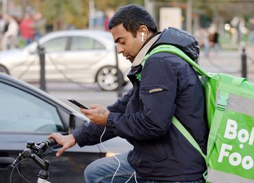 Esto ganaría por hora un repartidor de comida en Nueva York