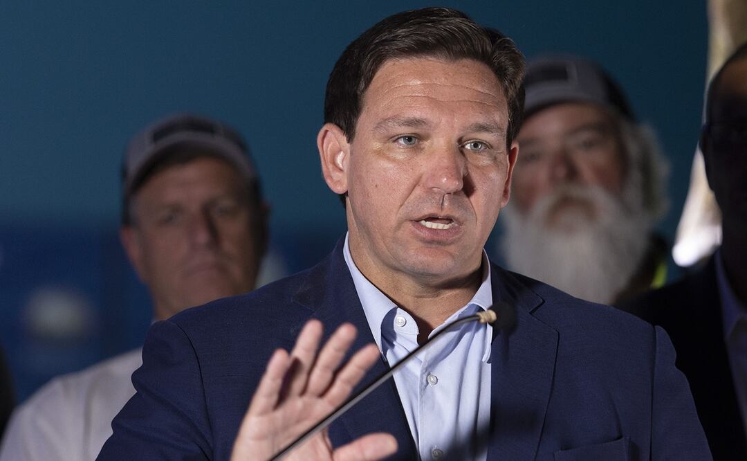 DeSantis saca una camiseta que pide a Kamala Harris cuidar de que "Biden no se caiga". Foto: AFP