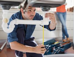 ¡Hay vacantes! Consulado de Estados Unidos busca plomeros y paga $275,118 pesos anuales; sólo piden prepa terminada