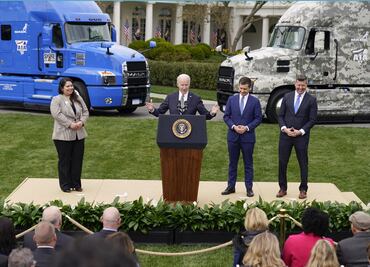 Biden anima a más mujeres y latinos a convertirse en camioneros
