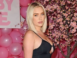 Amiga de Kylie Jenner posa con lencería de encaje traslúcido y luce minicintura
