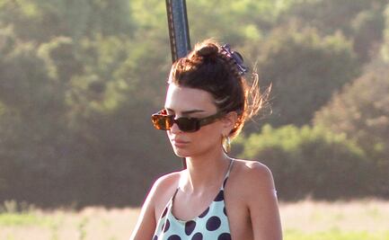 Emily Ratajkowski arrasa en los Hamptons con look backless