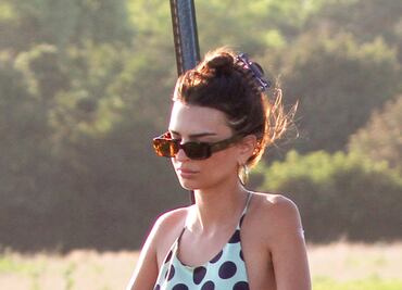 Emily Ratajkowski arrasa en los Hamptons con look backless