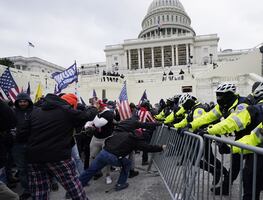 Suman cuatro los muertos durante el asalto al Capitolio de EU