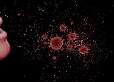 Gotas de coronavirus podrían ‘viajar’ hasta 8 metros: investigadora del MIT