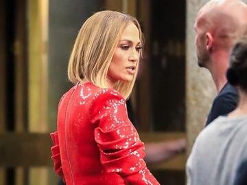 Jennifer Lopez presume silueta 'curvy' con vestido de cuero y lentejuelas