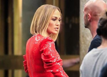 Jennifer Lopez presume silueta 'curvy' con vestido de cuero y lentejuelas