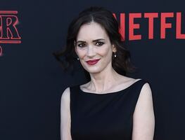¡Al fin! Captan a Winona Ryder caracterizada para su papel en ‘Beetlejuice 2’