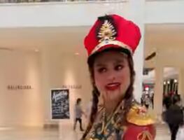 Corren a modelo de Playboy de mall en Miami por peculiar atuendo del 'Cascanueces'