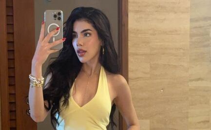 Kenia Os se luce en bikini en la piscina y vacaciona con Peso Pluma en Napa