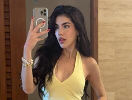 Kenia Os se luce en bikini en la piscina y vacaciona con Peso Pluma en Napa