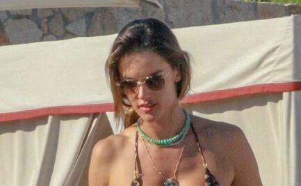 Alessandra Ambrosio se luce con micro bikini en playas mexicanas