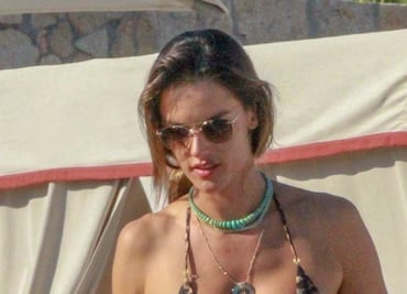 Alessandra Ambrosio se luce con micro bikini en playas mexicanas