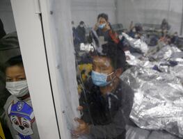 Niño abandonado en la frontera ahora está en un centro de Texas