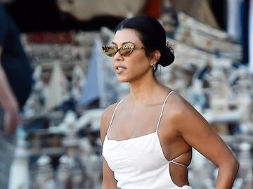 Kourtney Kardashian arrasa con minivestido asimétrico en Italia