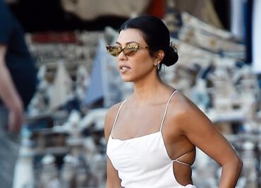 Kourtney Kardashian arrasa con minivestido asimétrico en Italia