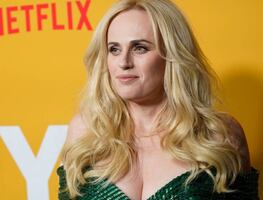 Rebel Wilson se luce con vestido ajustado tras perder más de 35 kilos