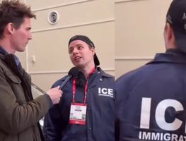 Hombre estadounidense compra chamarra del ICE y la usa para asustar inmigrantes: “Verás a todos los ilegales correr"