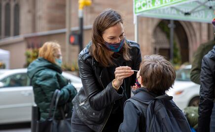 Niños expuestos a covid pueden ir a la escuela si se someten a prueba: CDC