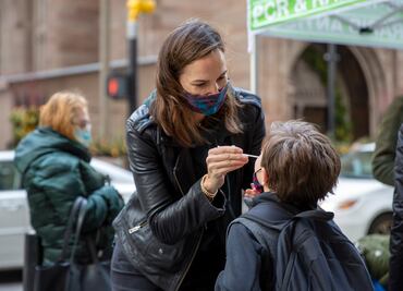 Niños expuestos a covid pueden ir a la escuela si se someten a prueba: CDC