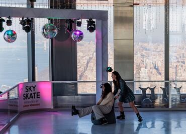 Patinaje en hielo sobre un rascacielos, la última atracción de Nueva York