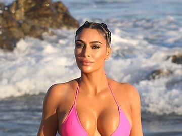 Kim Kardashian se luce en monokini nude con aberturas en la playa