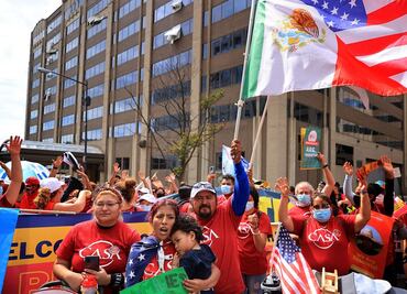 "¡Sí se puede!", gritan cientos de migrantes ante el Congreso de EU