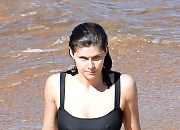Alexandra Daddario cautiva con leggings y diminuto top deportivo