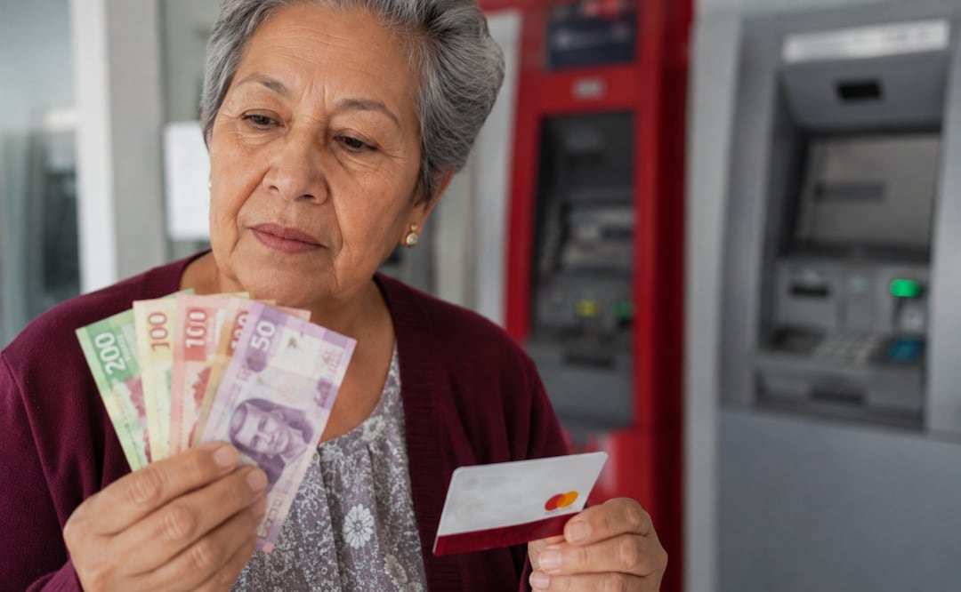 Pensión Bienestar: estos bancos te cobran comisión por retirar tu dinero y esto pueden descontarte. Foto: Especial