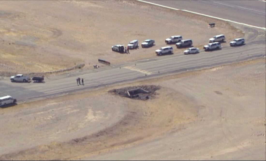 ¡Nueva tragedia aérea!  Choque de dos avionetas cerca de Tucson deja 2 muertos. (KNXV via AP)