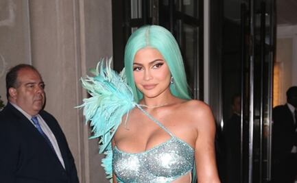 Kylie Jenner luce sus curvas con catsuit de red en Instagram