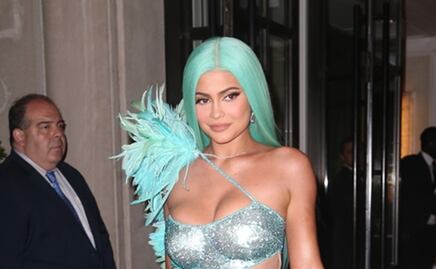 Kylie Jenner luce sus curvas con catsuit de red en Instagram