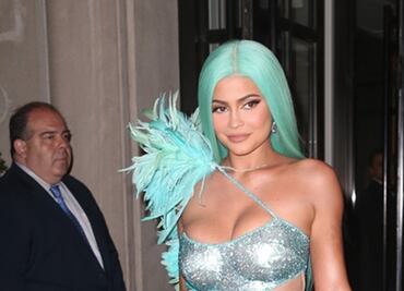 Kylie Jenner luce sus curvas con catsuit de red en Instagram