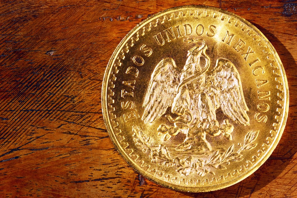 Piden hasta 100 mil pesos por centenario de oro mexicano de 50 pesos. Foto: iSTOCK-Manakin