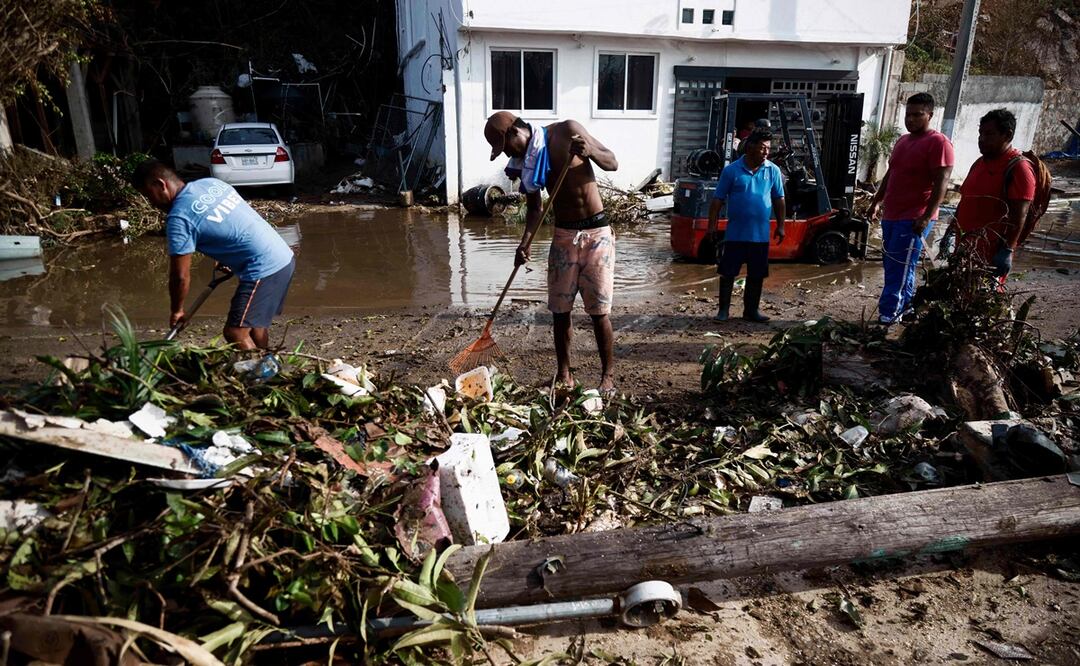 Migrantes en frontera sur quieren trabajar en la reconstrucción de Acapulco tras Otis. Foto: AFP