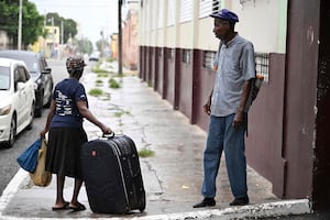 Jamaica en toque de queda por huracán Beryl; llaman a acudir a refugios