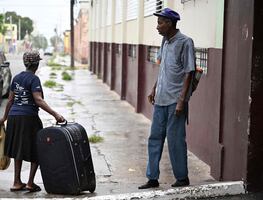 Jamaica en toque de queda por huracán Beryl; llaman a acudir a refugios